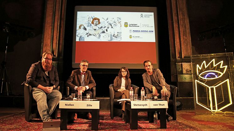 Moderator Claudius Nießen, Buchmessedirektor Oliver Zille, Kuratorin Kateryna Stetsevych und Schauspieler Max von Thun (v.l.) geben Einblicke in die Leipziger Buchmesse 2020 - Foto: Sarah Stollberg