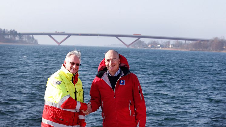 Frivillige sjöräddaren och stationsansvarige Håkan Andersson och Länsförsäkringar Östgötas vd Stefan Nyrinder i Motala hamn. Foto: Peter Jigerström