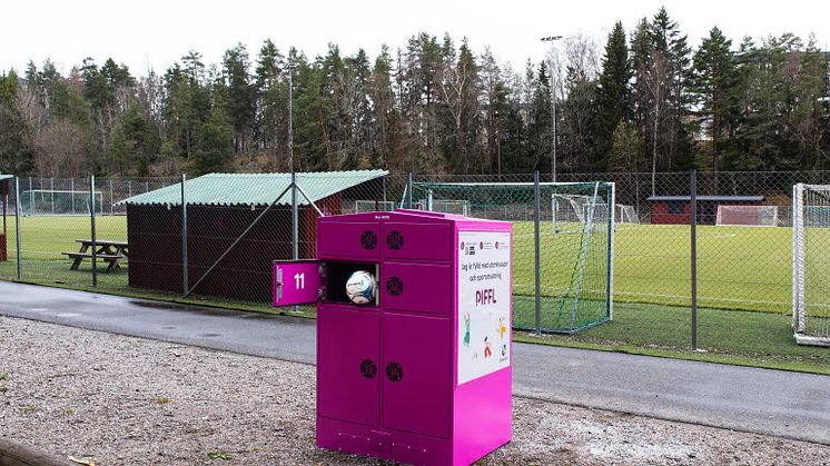 Lådor med sportutrustning bidrar till uteaktiviteter i Sollentuna kommun 