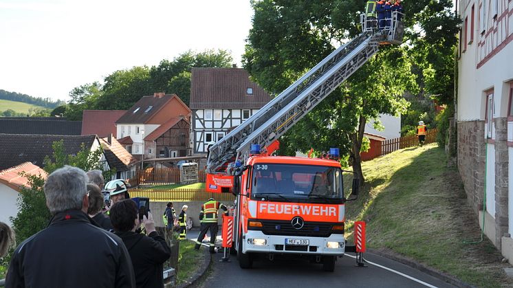 Die Drehleiter der Feuerwehr aus Bad Hersfeld kam bei der Übung am Herzberghaus zum Einsatz. 