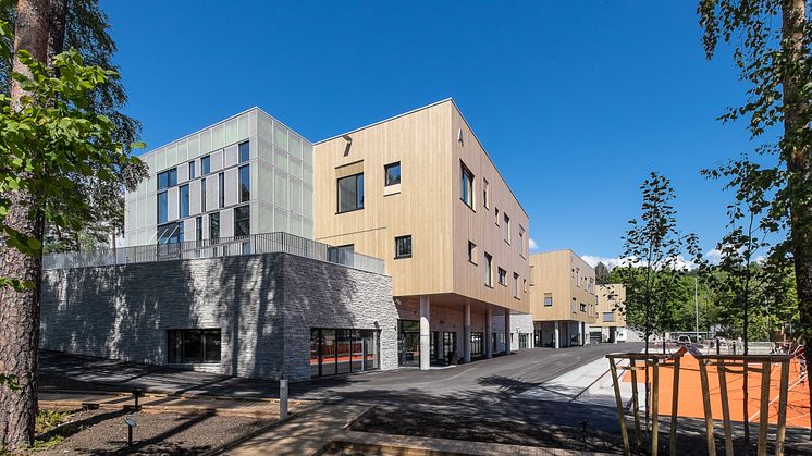 Erfaring fra blant annet Futurebuilt-prosjektene viser at utfordringen med klimakutt i bygg ikke er høye kostnader eller manglede teknologi, men primært mot til å tenke nytt. Foto av Bjørnsletta skole: Tove Lauluten/FutureBuilt