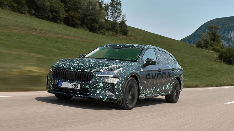 Ny Škoda Superb i camouflage