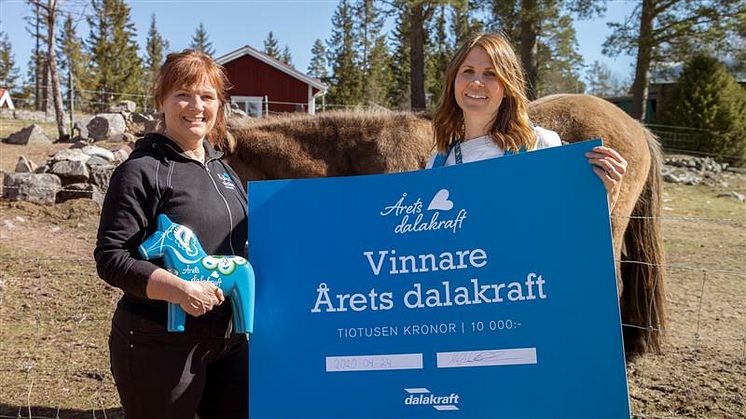 Vinnaren av Årets dalakraft Stina-Kari Axelsson och Hanna Risander