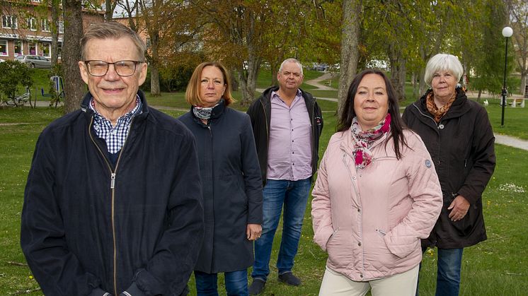 Här står majoritetens representanter i Nora kommunfullmäktige, tillsammans men med viss distans. Fr v John Sundell (KD), Solveig Oscarsson (S), Tom Rymoen (M), Susanne Forsberg (C) och Birgitta Borg (L). Foto: Susann Rickan 