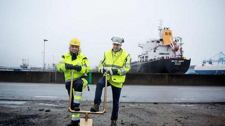 Jill Söderwall from the Port of Gothenburg and Johan Zettergren from Swedegas broke ground for the new plant, which will be a big boost for the Port of Gothenburg’s LNG offer. Photo: Swedegas.