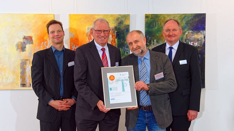 Leuchturmprojekt 2018 Dorfgemeinschaft Ottensen (v. l.): Jurymitglied Prof. Dr. Sebastian Braun, Hans- Otto Blume, Horst Martensen und Dr. Stephan Nahrath, Geschäftsführer Westfalen Weser Energie.