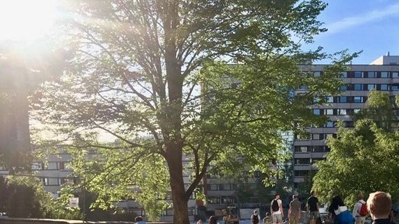 Bli med på offisiell åpning og omvisning på torget, i frukthagen, i treningsparken og vannparken! Uteområdene får også hinderløype, sandvolleyballbane og ballbinge.