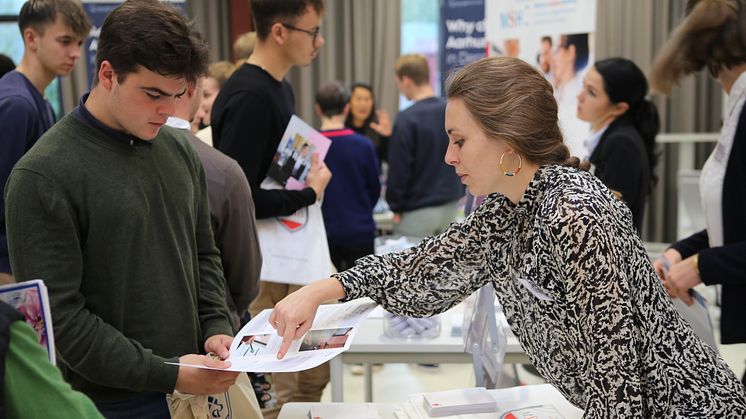 An den Messeständen informierten sich die Jugendlichen über Studiengänge