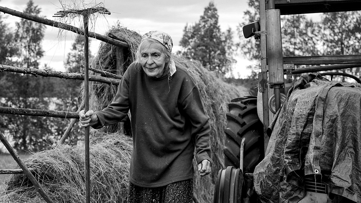 Eleonor Johansson visar bilder på fotoutställning i Lindesberg