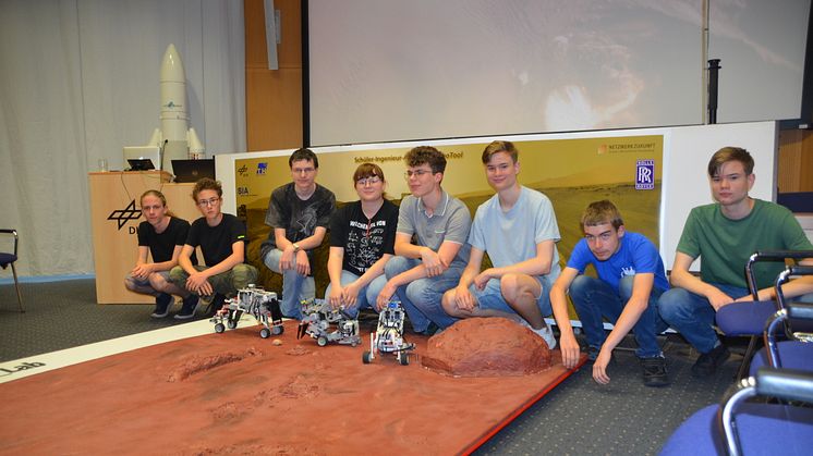 Die Teilnehmenden der 10. SIA Robotool testeten Ende Juni auf einer der Marsoberfläche nachempfundenen künstlichen Marslandschaft im DLR ihre selbst konstruierten, ferngesteuerten „Marsroboter“. Bild: Christine Carstensen