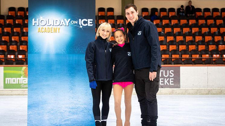 HOLIDAY ON ICE ACADEMY: Münchner Nachwuchstalent Maria Abigail Kollmannsberger trainiert mit den Idolen Aljona Savchenko und Bruno Massot  