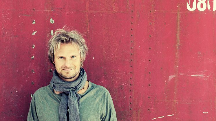 Stefan Andersson firar 25 år som artist och är tillbaka med succéshowen Made in China på Kajskjul 8 våren 2017!
