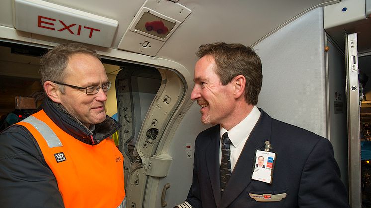 Kaptein Johnny Silberg overleverer LN-KKW til direktør for Norsk Luftfartsmuseum, Erling Kjærnes.