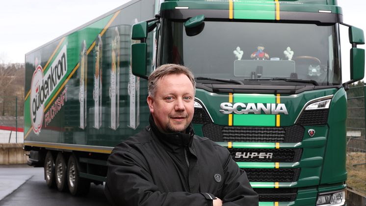 Marco Mann fährt den neuen Scania V8 im Fuhrpark der Fruchtsaftkellerei Güldenkron. 