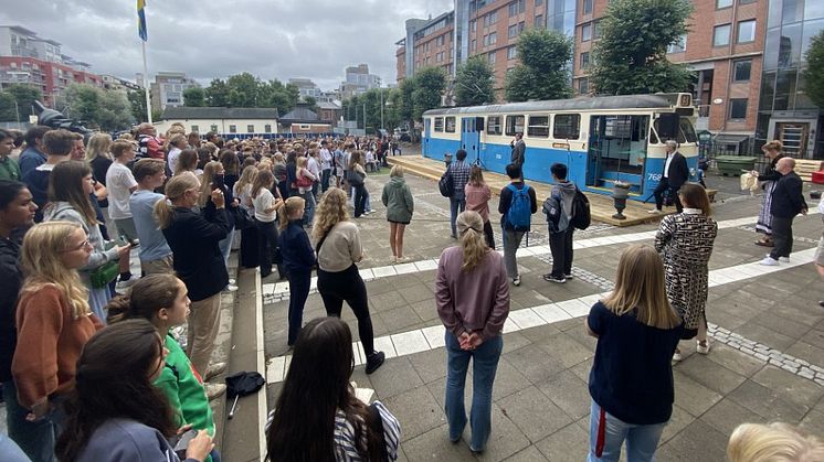 Samskolans skolgård fylldes upp när M28:an invigdes.