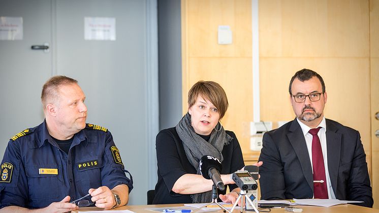Stefan Sintéus, polisområdeschef, Katrin Stjernfeldt Jammeh (S), kommunstyrelsens ordförande, och Per-Erik Ebbeståhl, trygghets- och säkerhetsdirektör i Malmö stad, vid onsdagens pressträff.