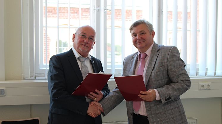 TH-Präsident Prof. Dr. László Ungvári (l.) und Vizedekan Tomasz P. Olejnik tauschen die unterzeichneten Dokumente aus.