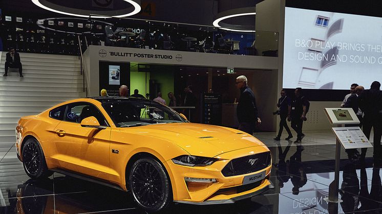 Uusi Ford Mustang näyttää nopeammalta ja myös kulkee nopeammin: urheilullisempi tyyli, parannettu voimansiirto ja edistykselliset kuljettajaa avustavat teknologiat 