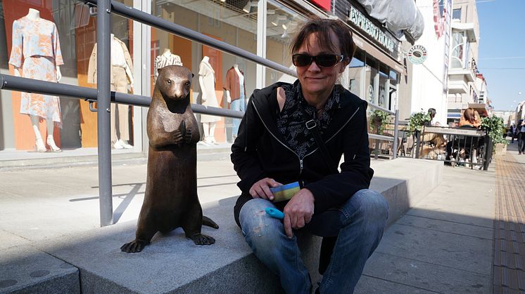 Konstnären Eva Fornåå har skapat tre bronsuttrar som numera finns utplacerade på Kungsgatan i Uddevalla. 