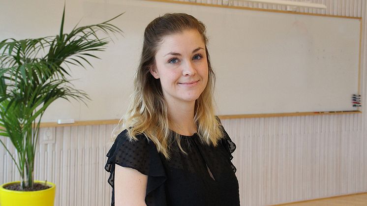 Julia Boman har en branscherfarenhet som hjälper henne i rollen som supportmedarbetare på Hogia Redovisning och Revision, där arbetet handlar om att förstå kundernas flöden, den tekniska miljön de arbetar i och samverkan med andra program.