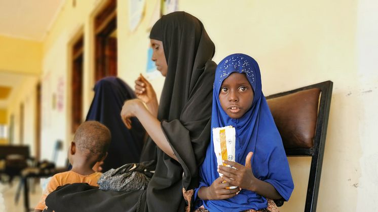 Fyraåriga Aisha får behandling för undernäring på en klinik i Kenya, som stöds av Rädda Barnen.