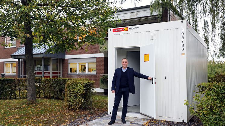 EIn Container dient als zusätzliches Wartezimmer für die Psychiatrische Institutsambulanz der Hephata-Klinik, hier im Bild Klinik-Geschäftsführer Alexander Stein.