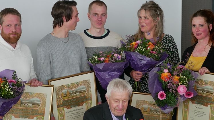 Glada och rörda stipendiater. Erik Olsson, Emil Sellsve, William Lönn, Eva Rappe, Liv Pålsson. Längst fram Lars Trollsås. 