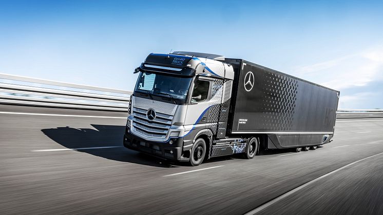 Nu är testerna i full gång av vätedrivna lastbilen Mercedes-Benz GenH2.