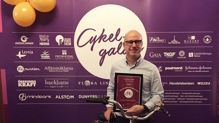 Sally Bauerskolans rektor Kristian Bengtsson tog emot skolans pris Årets cykelvänligaste arbetsplats 2019