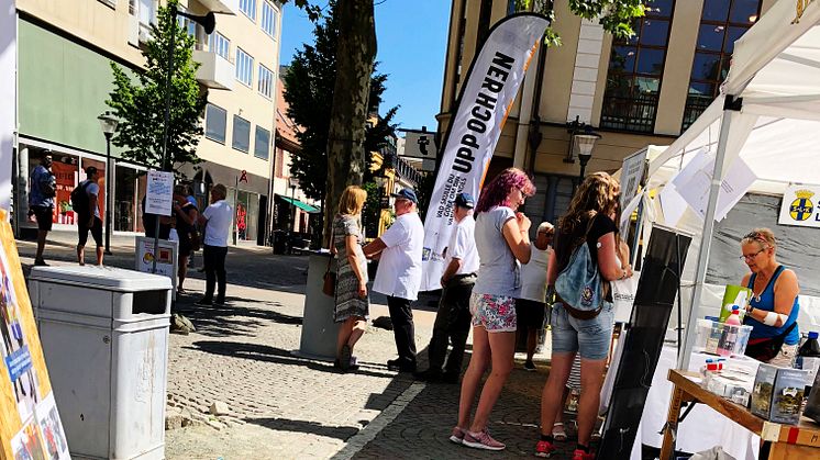 Många stannade till för att få tips av frivilligorganisationerna på Lilla torg i Kristianstad när Krisberedskapsveckan ordnades förra året. På lördag går det åter att prata krisberedskap på Lilla torg, i Galleria Boulevard och på C4 Shopping.