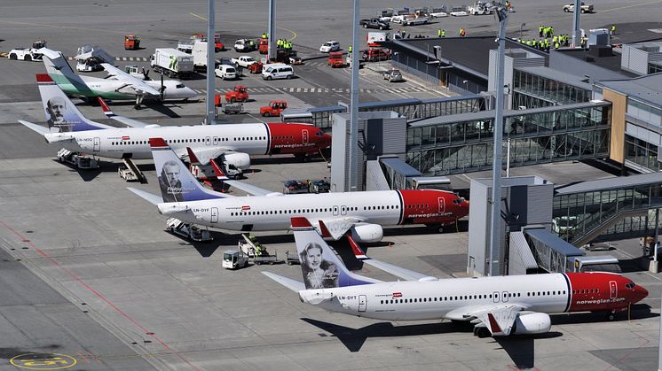 Tre Norwegian-fly ved gate i Gardermoen