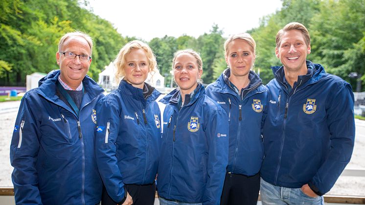 Förbundskapten Bo Jenå tillsammans med spetstruppsryttarna Juliette Ramel, Therese Nilshagen, Antonia Ramel och Patrik Kittel. Foto: Roland Thunholm