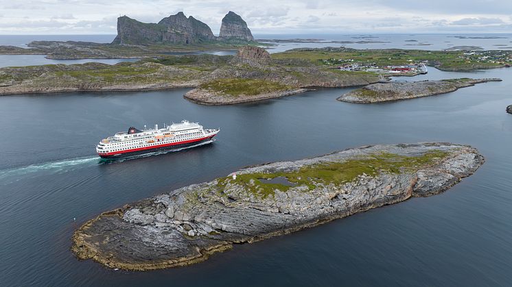 2024.06.12 - Otto Sverdrup, Træna, drone - 02 - Espen Mills - Hurtigruten.jpg