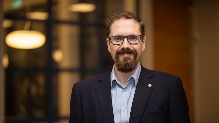 Oscar Danielsson, doktorand på Högskolan i Skövde, har tagit reda på vad företag behöver tänka på för att smarta AR-glasögon ska kunna integreras i verksamheten.