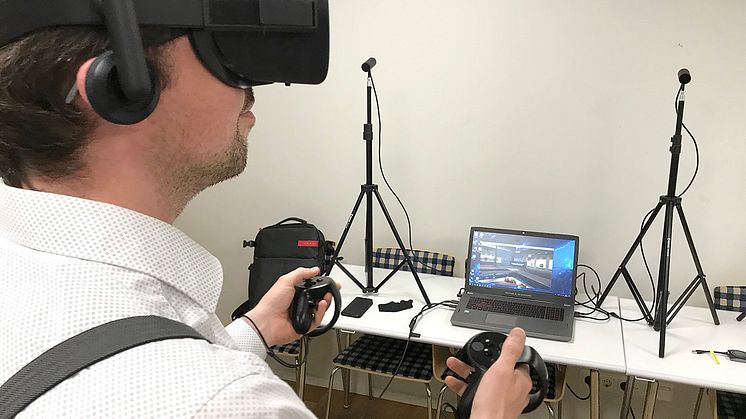 Prova på VR-teknik. Foto: C.Fahlen