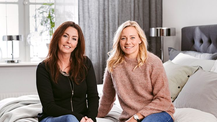 Frida Hansdotter och Anna Björkegren, Marknadschef på KungSängen, gläds båda av det nya samarbetet. Foto Linda Eliasson.