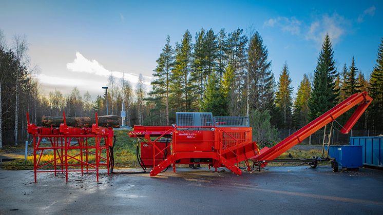 Hakki Pilke 55 PRO med uppläggningsbord och elevator