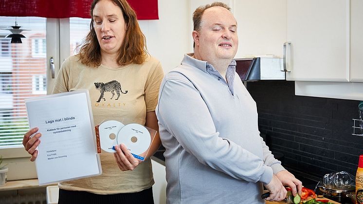 Läsguldsvinnarna Eva Fridh och Martin von Knorring lagar mat och visar upp sin vinnande kokbok. Foto: Pia Nordlander.