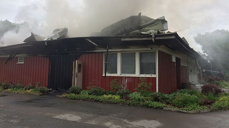 Eldhärjade Knytpunkten och Fredriksbergsbadet på Råby. Foto: Mikael Lagergren.