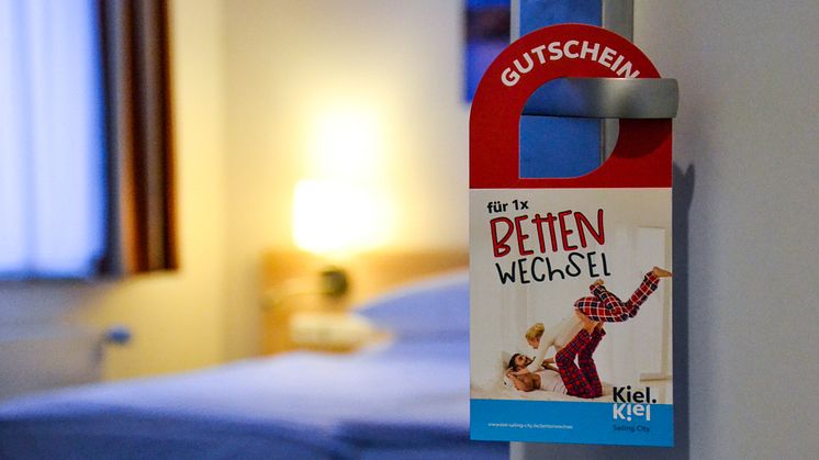 Gutschein in Form eines Hoteltürhängers für die Übernachtungsaktion "Bettenwechsel"