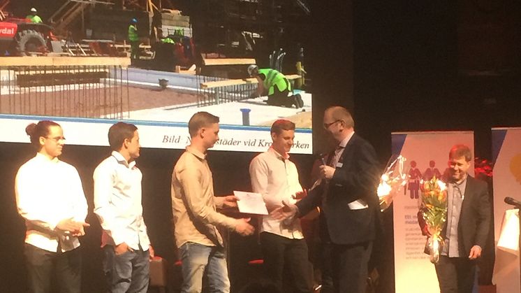 Landshövding Kenneth Johansson delar ut priset Årets lärling i Värmland vid Bi:s årliga byggarmiddag