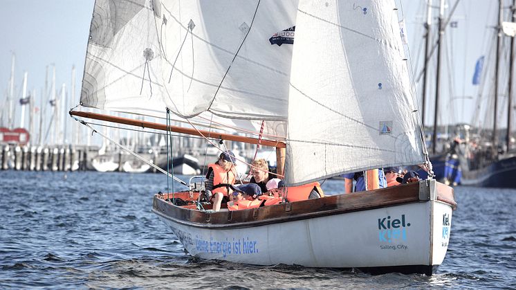 Auf dem großen Kutter können Kinder und Jugendliche ihre ersten Segelerfahrungen sammeln. ©K. Steigueber