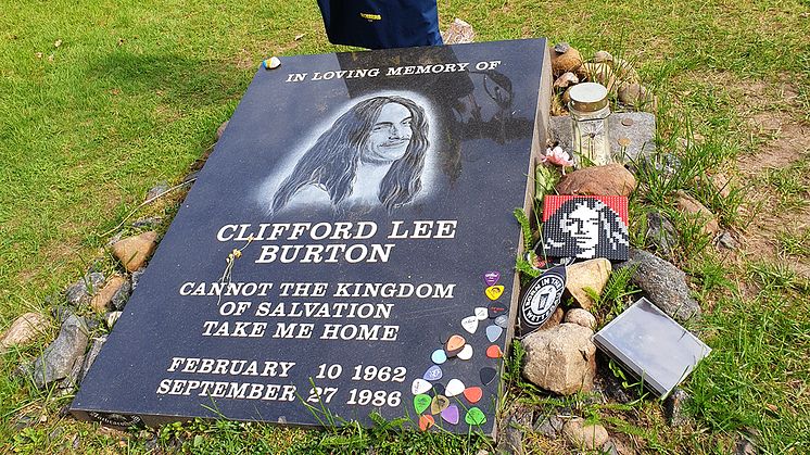 Genom en tragisk bussolycka i Dörarp miste basisten Cliff Burton livet. Idag finns en minnessten dit fans från hela världen vallfärdar. Sagobygden uppmärksammar berättelsen och inviger en sägenplats.