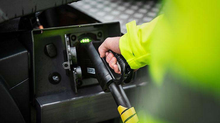 Laddning av lastbil Volvo FE Electric (pressbild Volvo)