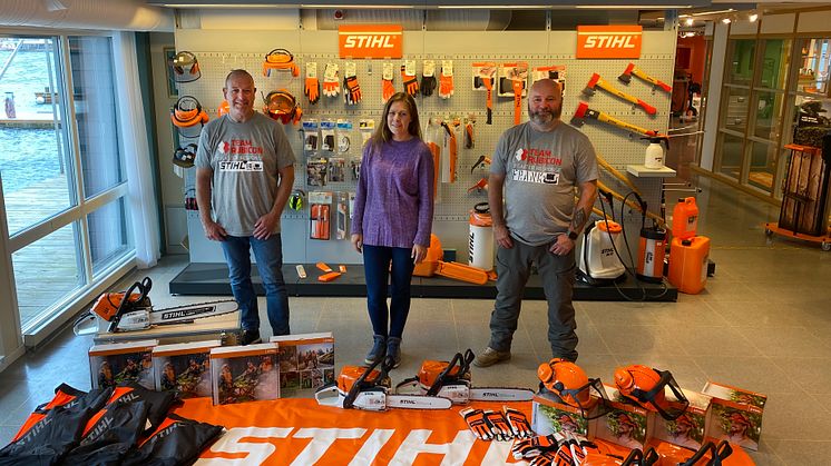 Tekniker Kaj Liverød og markedskoordinator Benedicte Movik fra STIHL overleverer ferdig monterte motorsager og verneutstyr til Frank Sandbye-Ruud i Team Rubicon Norge. 