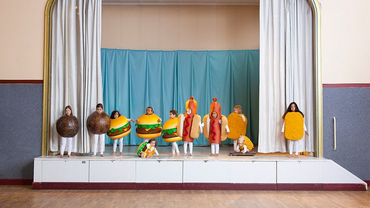 Med ett gäng härliga barn utklädda till hamburgare, korvar, nuggets, kötbullar, mos och Future Freis illustreras Sibyllas Snabbmatsbarometer i bild. 