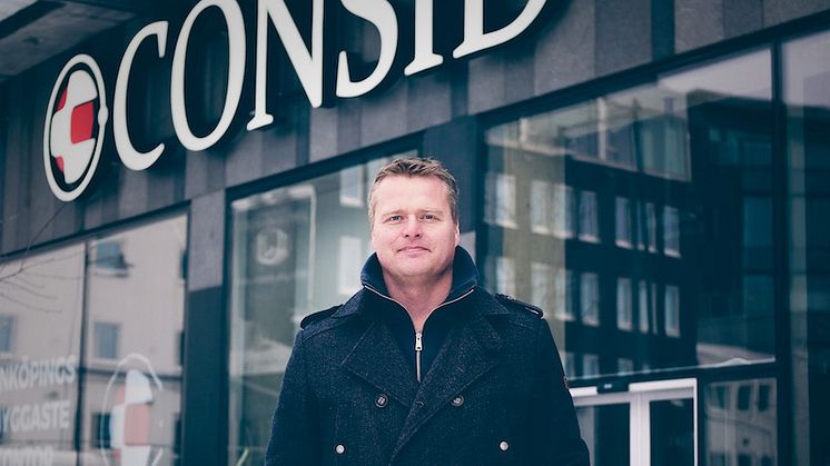 Henrik Jacobsson utanför Consid HQ i Jönköping
