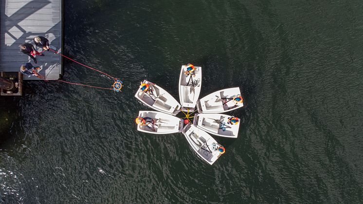 Die Segelkinder zum Saisonabschluss in Steuerrad-Formation. v.l. Dr. Ulf Kämpfer, Frank Meier und Uwe Wanger holen das Steuerrad ein. 