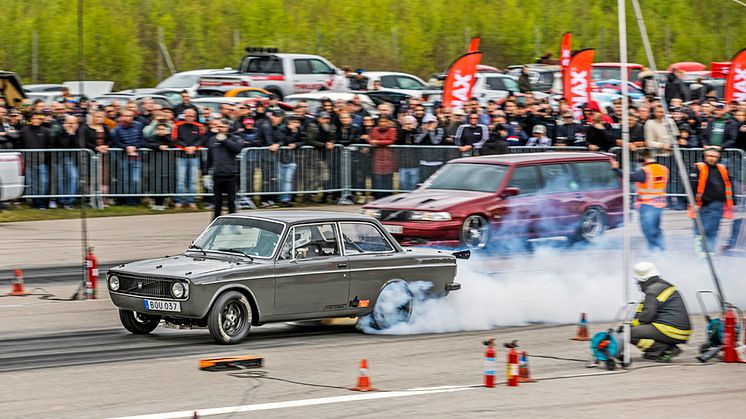 Motorentusiaster kommer från när och fjärran till Emmaboda Flygbana – antingen för att testa sin bil eller för att se på när deltagarnas byggen vrålar iväg mot mållinjen.