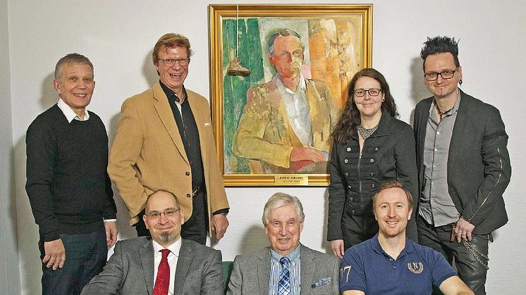 Ove Anonsen, dåvarande ordförande, sittande i mitten med tidigare stipendiater. Foto: P-E Jäderberg.